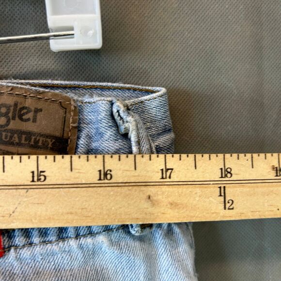 Wrangler Relaxed Fit Jeans Men’s Size 36x30 Blue Light Wash Distressed Denim - Picture 9 of 10